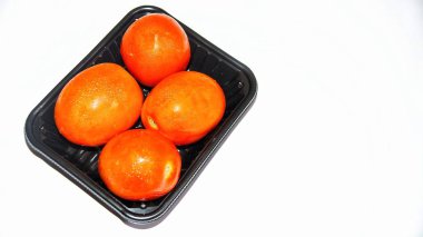 Kırmızı taze domates sebze ve maydanoz yaprakları beyaz arka plan üzerinde izole.