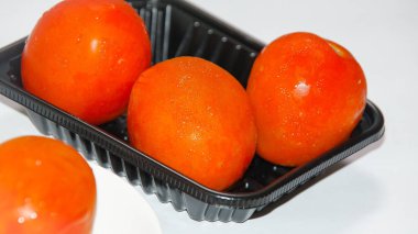 Kırmızı taze domates sebze ve maydanoz yaprakları beyaz arka plan üzerinde izole.