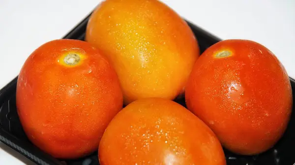 赤い新鮮なトマト野菜とパセリの葉は 白い背景に分離 — ストック写真