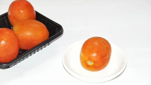 Pomodori Freschi Rossi Foglie Prezzemolo Isolate Sfondo Bianco — Foto Stock