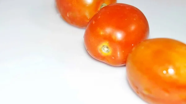 Verduras Vermelhas Tomate Fresco Folhas Salsa Isoladas Fundo Branco — Fotografia de Stock