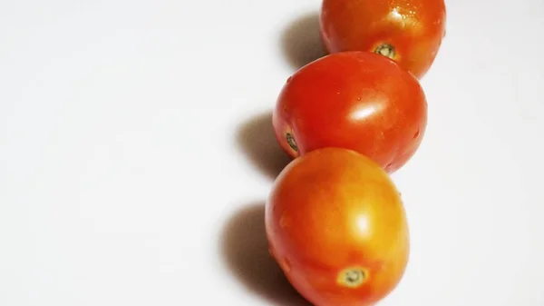 Verduras Vermelhas Tomate Fresco Folhas Salsa Isoladas Fundo Branco — Fotografia de Stock