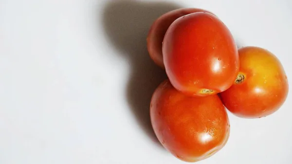 Κόκκινο Φρέσκο Ντομάτα Λαχανικά Και Μαϊντανό Φύλλα Απομονώνονται Λευκό Φόντο — Φωτογραφία Αρχείου