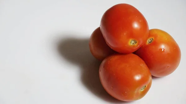 Czerwone Świeże Warzywa Pomidorowe Pietruszka Liście Izolowane Białym Tle — Zdjęcie stockowe