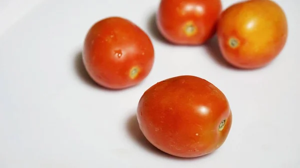 Verduras Vermelhas Tomate Fresco Folhas Salsa Isoladas Fundo Branco — Fotografia de Stock