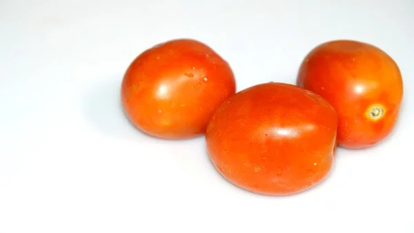 Verduras Vermelhas Tomate Fresco Folhas Salsa Isoladas Fundo Branco — Fotografia de Stock