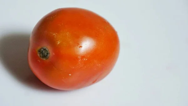 红色新鲜番茄蔬菜和欧芹叶隔离在白色背景上 — 图库照片
