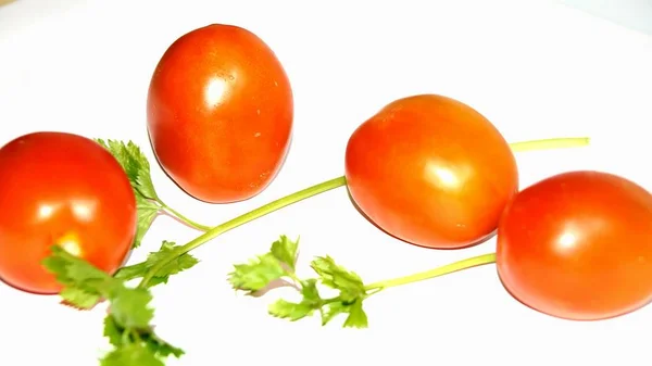 Rotes Tomatengemüse Und Petersilienblätter Isoliert Auf Weißem Hintergrund — Stockfoto