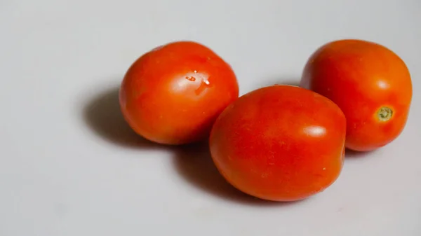 Verduras Vermelhas Tomate Fresco Folhas Salsa Isoladas Fundo Branco — Fotografia de Stock