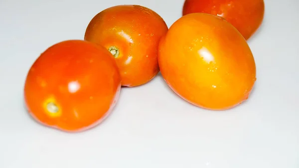 红色新鲜番茄蔬菜和欧芹叶隔离在白色背景上 — 图库照片