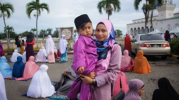 Kota Kinabalu Malásia Junho 2019 Retrato Família Malaia Usando Baju — Fotografia de Stock