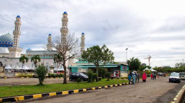 Kota Kinabalu, Malezya, 05 Haziran 2019: Eidfitri için dua ettikten sonra Likas camii çevresi.