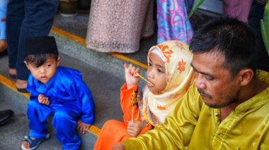 Kota Kinabalu, Malezya, 05 Haziran. 2019 : Kota Kinabalu'daki Hari Raya açık evi sırasında farklı ırklardan Malezyalı. Malezya'daki kutlamalar ırk veya din ile sınırlı değildir.