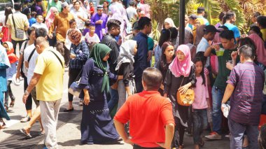 Kota Kinabalu, Malezya, 05 Haziran. 2019 : Kota Kinabalu'daki Hari Raya açık evi sırasında farklı ırklardan Malezyalı. Malezya'daki kutlamalar ırk veya din ile sınırlı değildir.