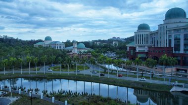 Kota Kinabalu, Malezya'daki hükümet binasından birinin manzarası. Üstte görüntü.