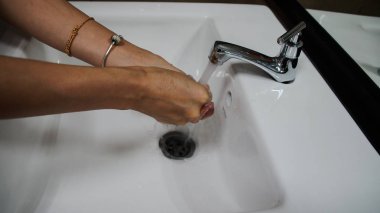 Likas, Malezya, 15 Mayıs 2019 : Tuvalette el yıkama.