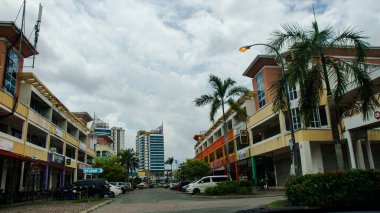 Kota Kinabalu, Malezya, 30 Mayıs 2019: İçeriden, binadan ve otoparktan görüntü.