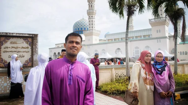 Kota Kinabalu Malásia Junho 2019 Retrato Família Malaia Usando Baju — Fotografia de Stock