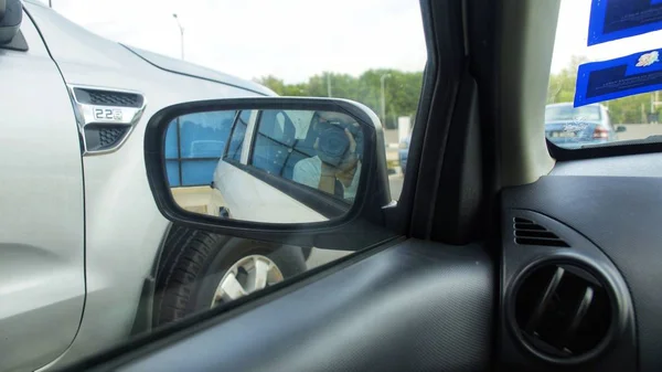 Kota Kinabalu, Malezya, 30 Mayıs 2019: İçeriden, binadan ve otoparktan görüntü.
