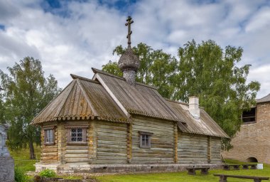 Rusya 'daki Staraya Ladoga kalesindeki ahşap şapel.