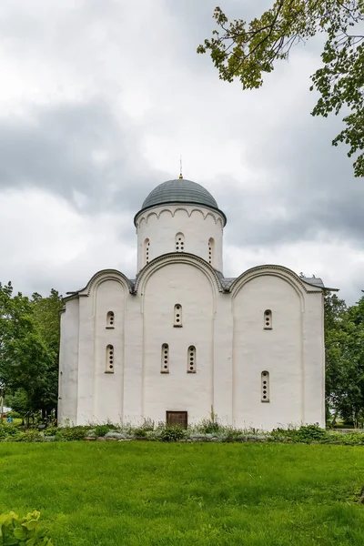 聖母被昇天大聖堂もセローのスタラヤ ラドガ ロシアの公園生神女就寝大聖堂は ロシアの最も古い教会の一つ 世紀の第 半分からデート — ストック写真