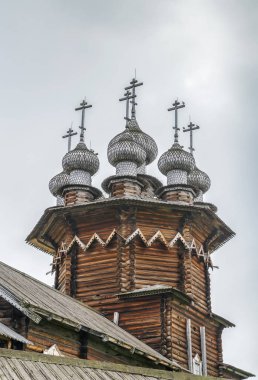 Rusya 'nın Kizhi adasında 17. yüzyıldan kalma tarihi bir site. Bakire 'nin Şefaat Kilisesi