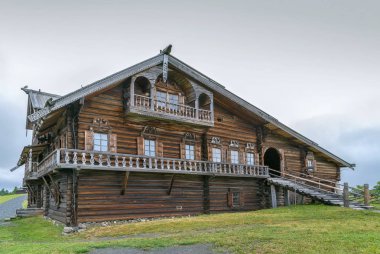 Rusya 'nın Kizhi adasında 17. yüzyıldan kalma tarihi bir site. 19. yüzyılın ahşap evi