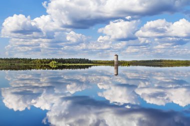 Vyg Nehri (Beyaz Deniz-Baltık Kanalı 'nın bir kısmı) üzerinde simetrik yansıması olan manzara, Rusya