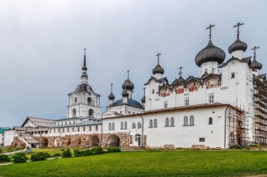Solovetsky Manastırı, Rusya 'nın Beyaz Denizi' nde Solovetsky Adaları 'nda bulunan bir manastır. Ana avlunun görüntüsü