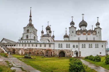 Solovetsky Manastırı, Rusya 'nın Beyaz Denizi' nde Solovetsky Adaları 'nda bulunan bir manastır. Ana avlunun görüntüsü