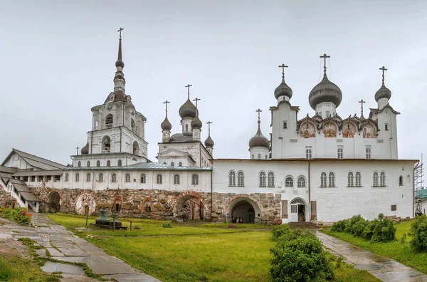 索洛夫茨基修道院 Solovetsky Monastery 是一座位于俄罗斯白海索洛夫茨基群岛的强化修道院 主庭院的景观 — 图库照片