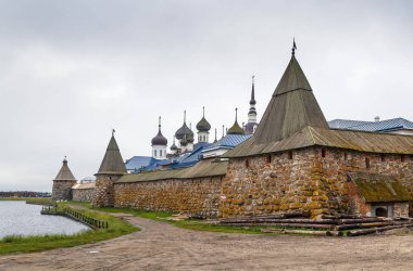 Solovetsky Manastırı, Rusya 'nın Beyaz Denizi' nde Solovetsky Adaları 'nda bulunan bir manastır. Kuleler ve duvarlar