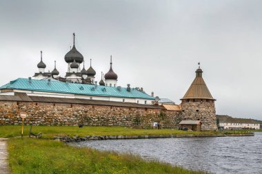 Solovetsky Manastırı, Rusya 'nın Beyaz Denizi' nde Solovetsky Adaları 'nda bulunan bir manastır. Kutsal gölün manzarası