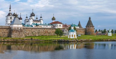 Solovetsky Manastırı beyaz Denizi, beyaz deniz görünümünden Russia.Panoramic Solovetsky adalarda bulunan müstahkem bir manastır var