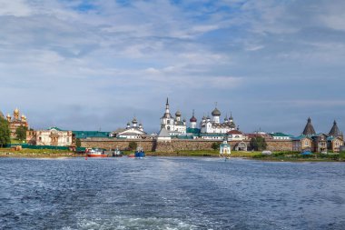 Solovetsky Manastırı bulunan beyaz deniz Solovetsky Adaları, Russia.View beyaz denizden müstahkem bir manastır var