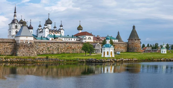 ソロヴェツキー修道院は白い海 白海から Russia Panoramic ビューのソロヴェツキー諸島に位置する要塞化された修道院です — ストック写真