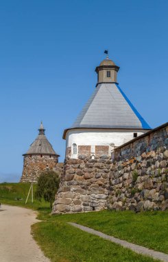 Solovetsky Manastırı beyaz deniz, Rusya Solovetsky adalarda bulunan müstahkem bir manastır var. Kule ve duvar