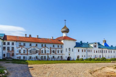 Solovetsky Manastırı, Beyaz Deniz 'deki Solovetsky Adaları' nda bulunan güçlendirilmiş bir manastır.