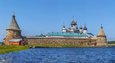 Solovetsky Manastırı, Rusya 'nın Beyaz Denizi' nde Solovetsky Adaları 'nda bulunan bir manastır. Kutsal gölden panoramik manzara