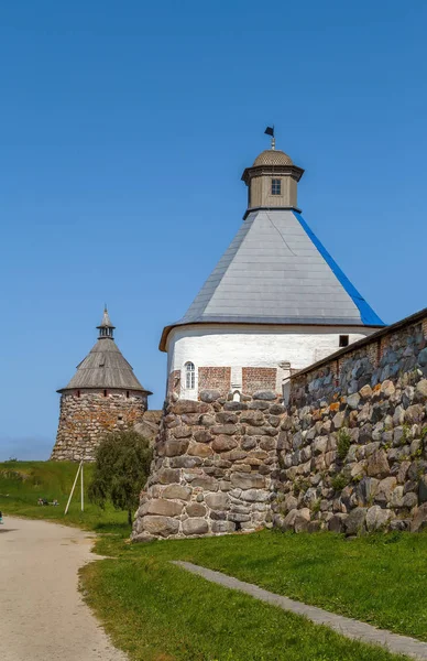 索洛维茨基修道院是一个设防修道院位于索洛维茨基海岛在白色海 塔和墙 — 图库照片