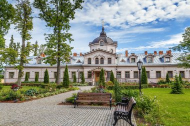 Otel ve onun önünde kare Valaam Adası, Rusya Federasyonu