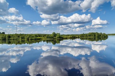 Vyg Nehri (Beyaz Deniz-Baltık Kanalı 'nın bir kısmı) üzerinde simetrik yansıması olan manzara, Rusya