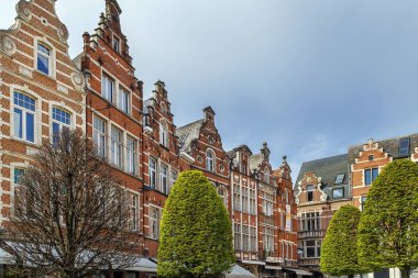 Belçika, Leuven Meydanı 'ndaki tarihi evlerin cephesi