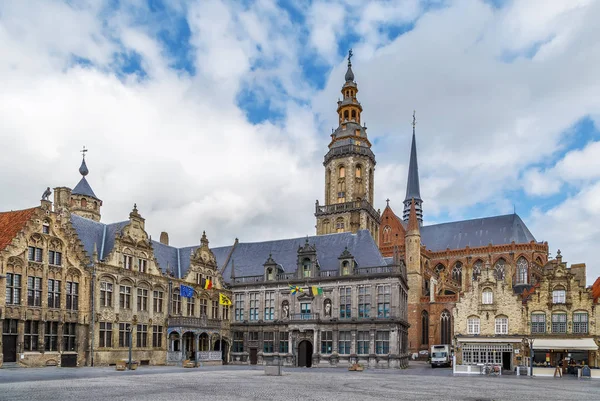 主要市场正方形与钟楼和教会在 Veurne 比利时 — 图库照片