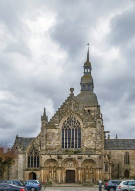 St. Sauveur Bazilika inşaatı 1120 civarında, Dinan, Fransa 'da yapıldı. Bazilika mimari stillerin başarılı bir harmanıdır.. 