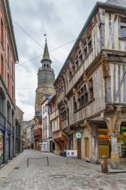 Dinan şehir merkezinde yarı keresteli evleri olan cadde, Brittany, Fransa