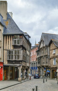 Dinan şehir merkezinde yarı keresteli evleri olan cadde, Brittany, Fransa