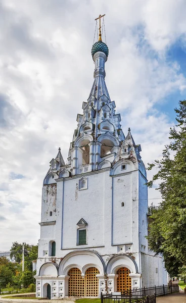 雅罗斯拉夫尔基督降生教堂的钟楼 — 图库照片