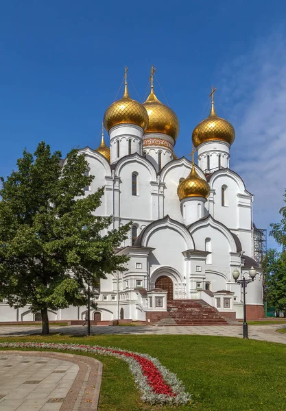 假设大教堂 最初建于早期 1210S 在石头被重建了在其当前的形式 2010 年雅罗斯拉夫尔 俄罗斯 — 图库照片