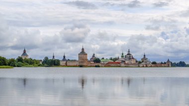Panoramik göl Siverskoye, Rusya'dan Kirillo Belozersky Manastırı